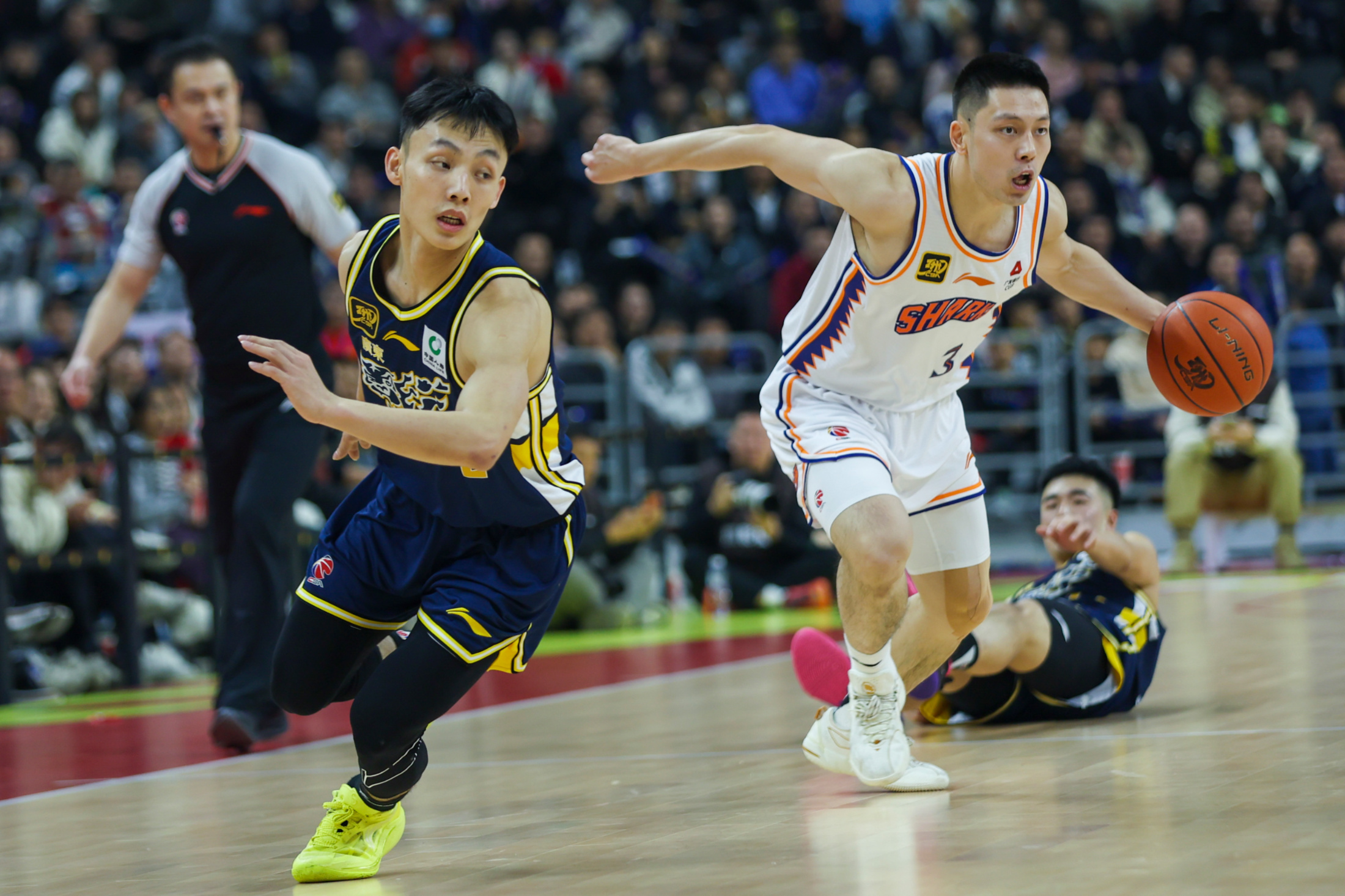 洛杉矶街头3人持枪17人违反宵禁